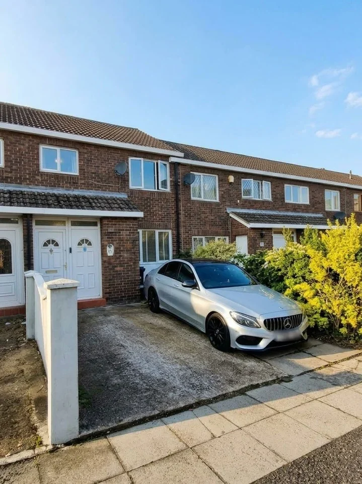 House Holmshaw Close in Greater London