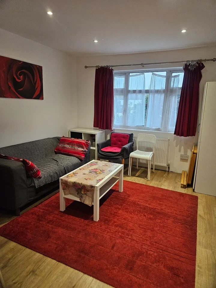 Flat Greenford Road in Greater London
