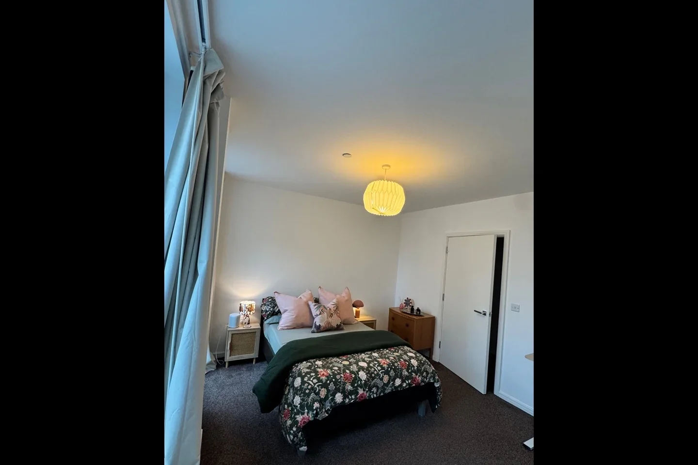 Flat Bollo Lane in Greater London