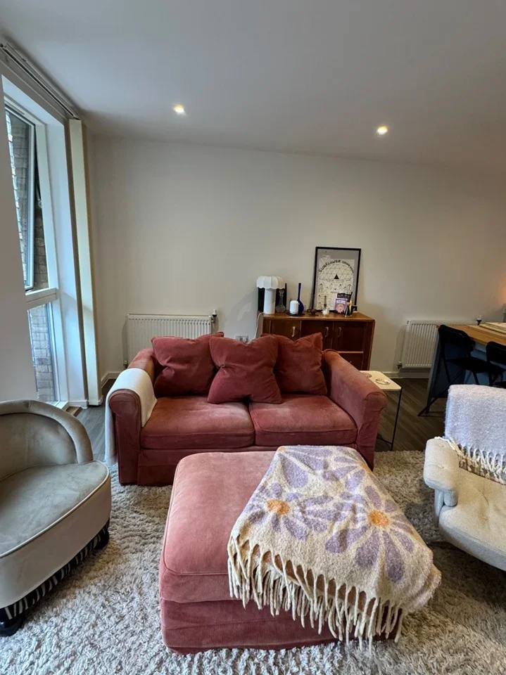 Flat Bollo Lane in Greater London
