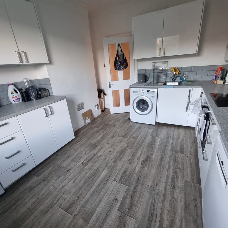 Room Gleneldon Road in Greater London