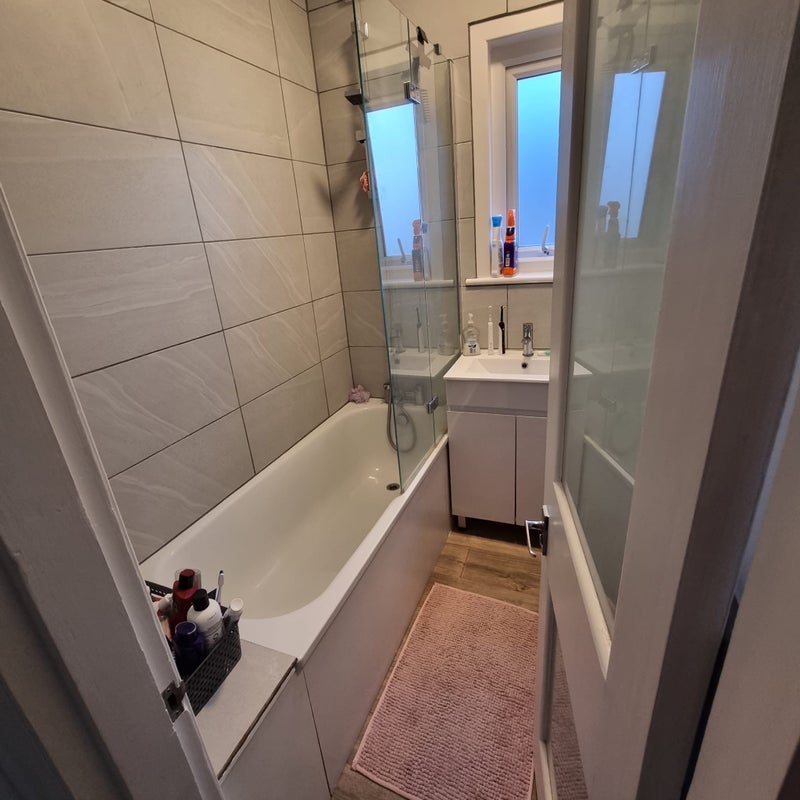 Room Gleneldon Road in Greater London