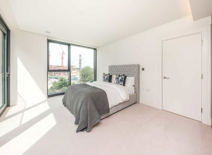 Flat Harbour Avenue in Greater London