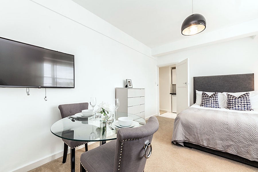 Room Hill Street in City of Westminster