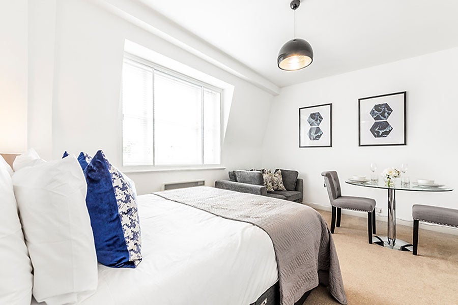 Room Hill Street in City of Westminster