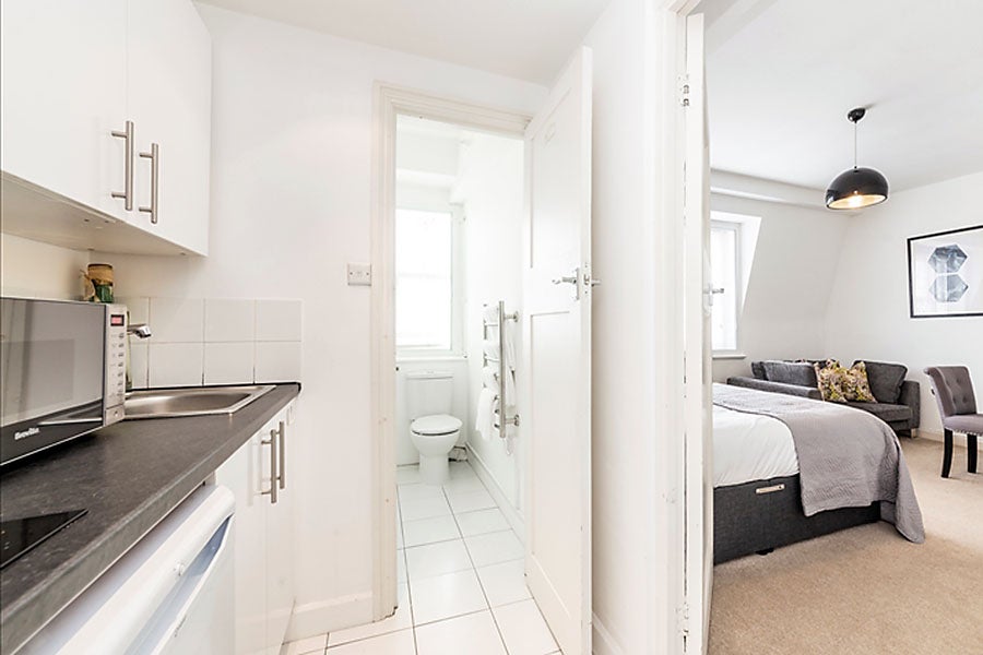 Room Hill Street in City of Westminster