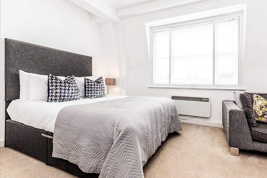 Room Hill Street in City of Westminster