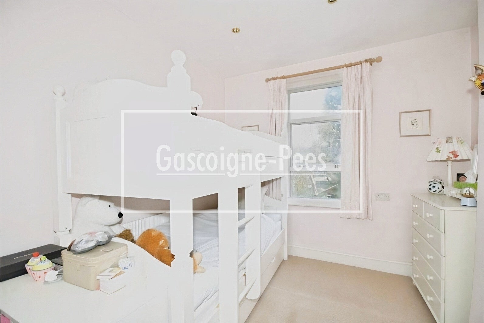 House Rothesay Avenue in Greater London