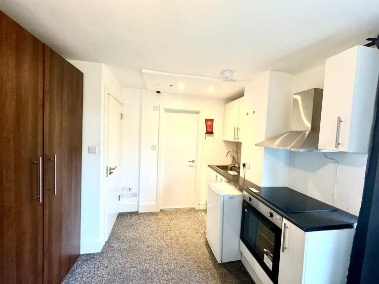 Flat Layfield Road in London