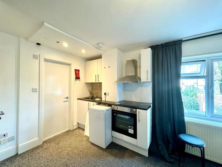 Flat Layfield Road in London