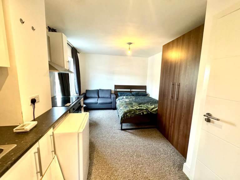 Flat Layfield Road in London