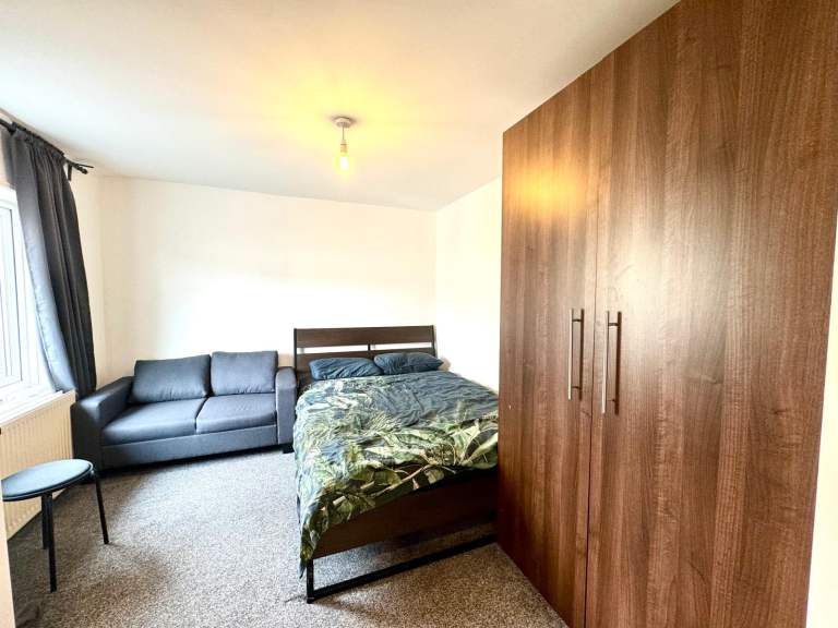 Flat Layfield Road in London