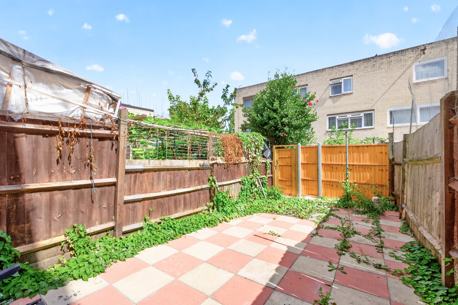 Flat Craven Park Road in Greater London