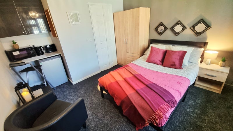 Room Carlton Place in Farnworth