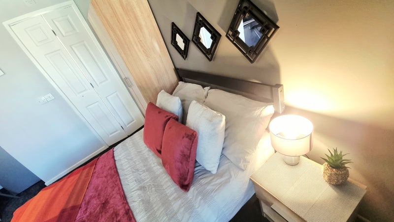 Room Carlton Place in Farnworth