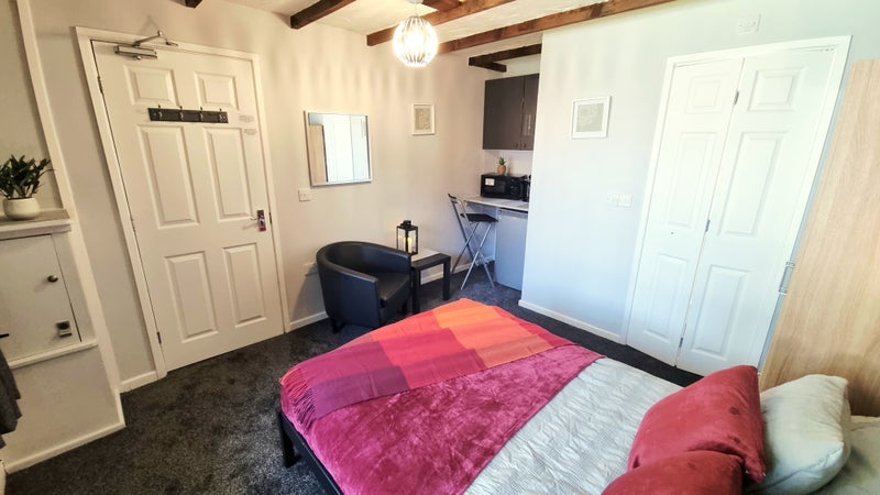 Room Carlton Place in Farnworth