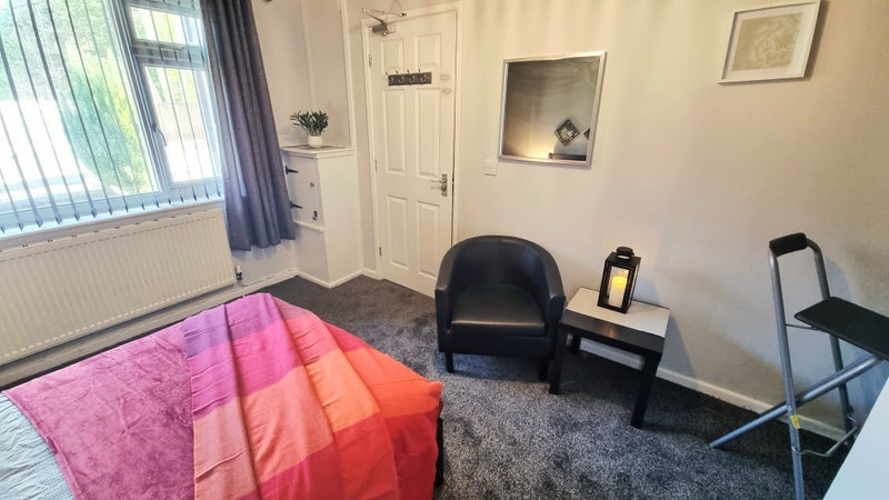 Room Carlton Place in Farnworth
