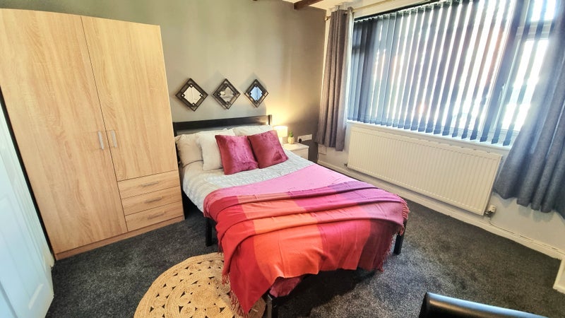 Room Carlton Place in Farnworth