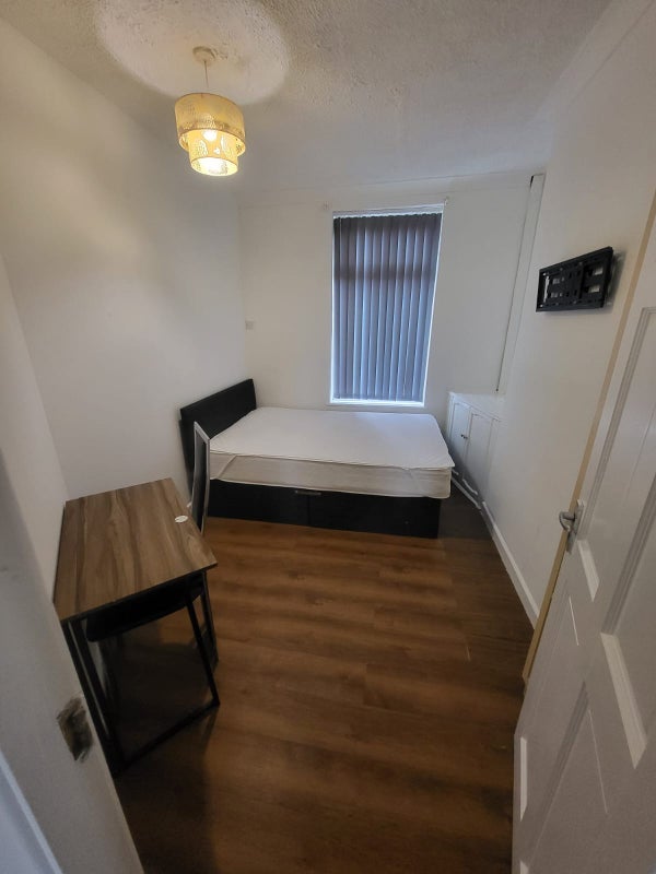 Room Cook Street in Whiston