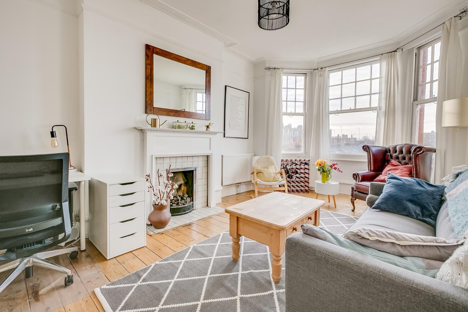 Flat Sutton Court in Greater London