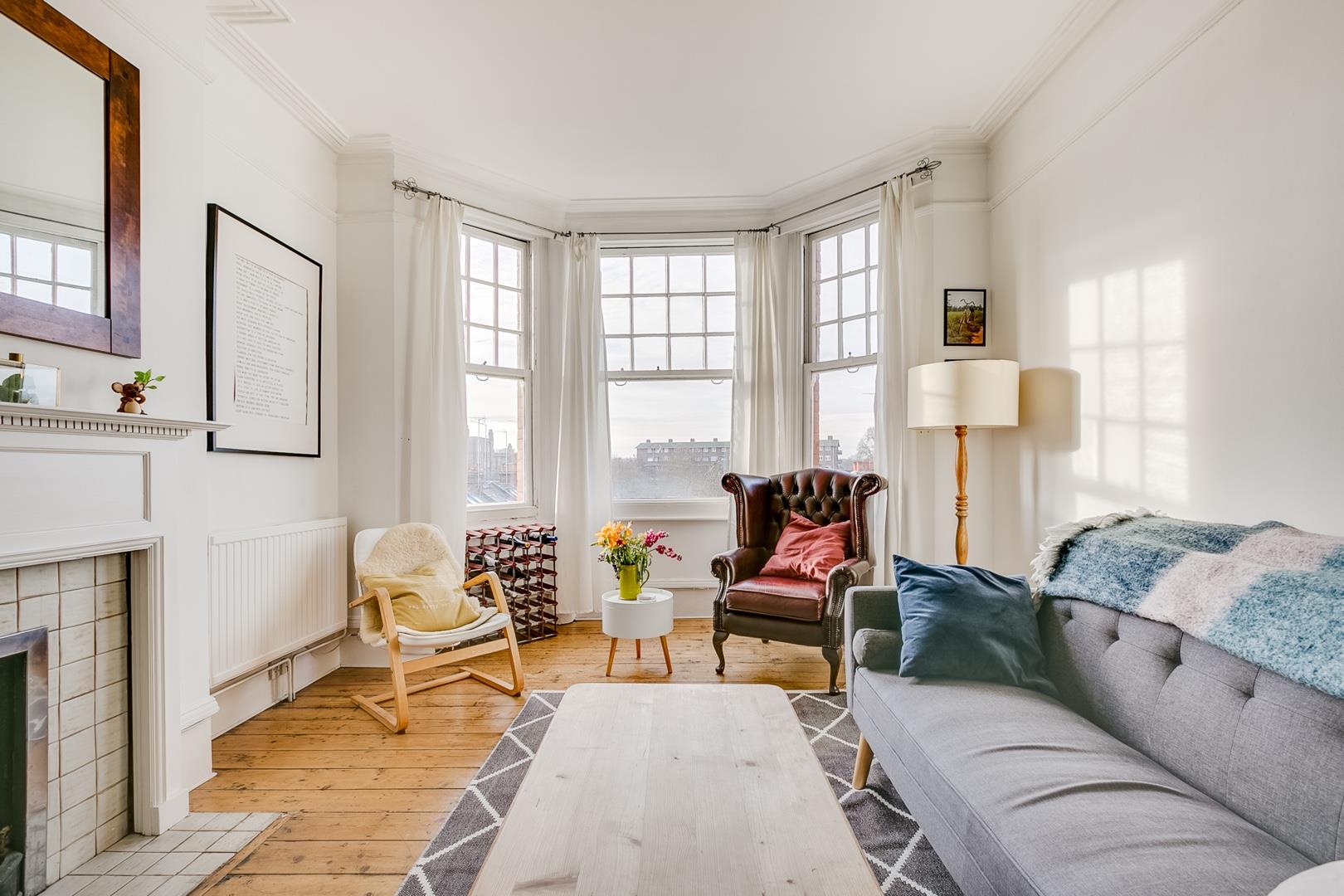 Flat Sutton Court in Greater London