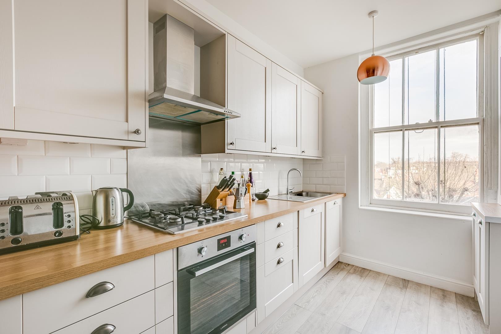 Flat Sutton Court in Greater London