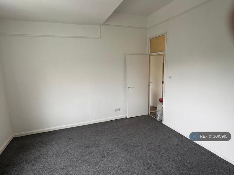 Flat Christchurch Road in Greater London