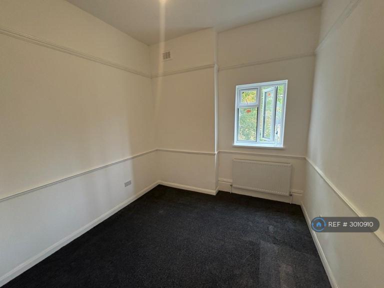 Flat Christchurch Road in Greater London