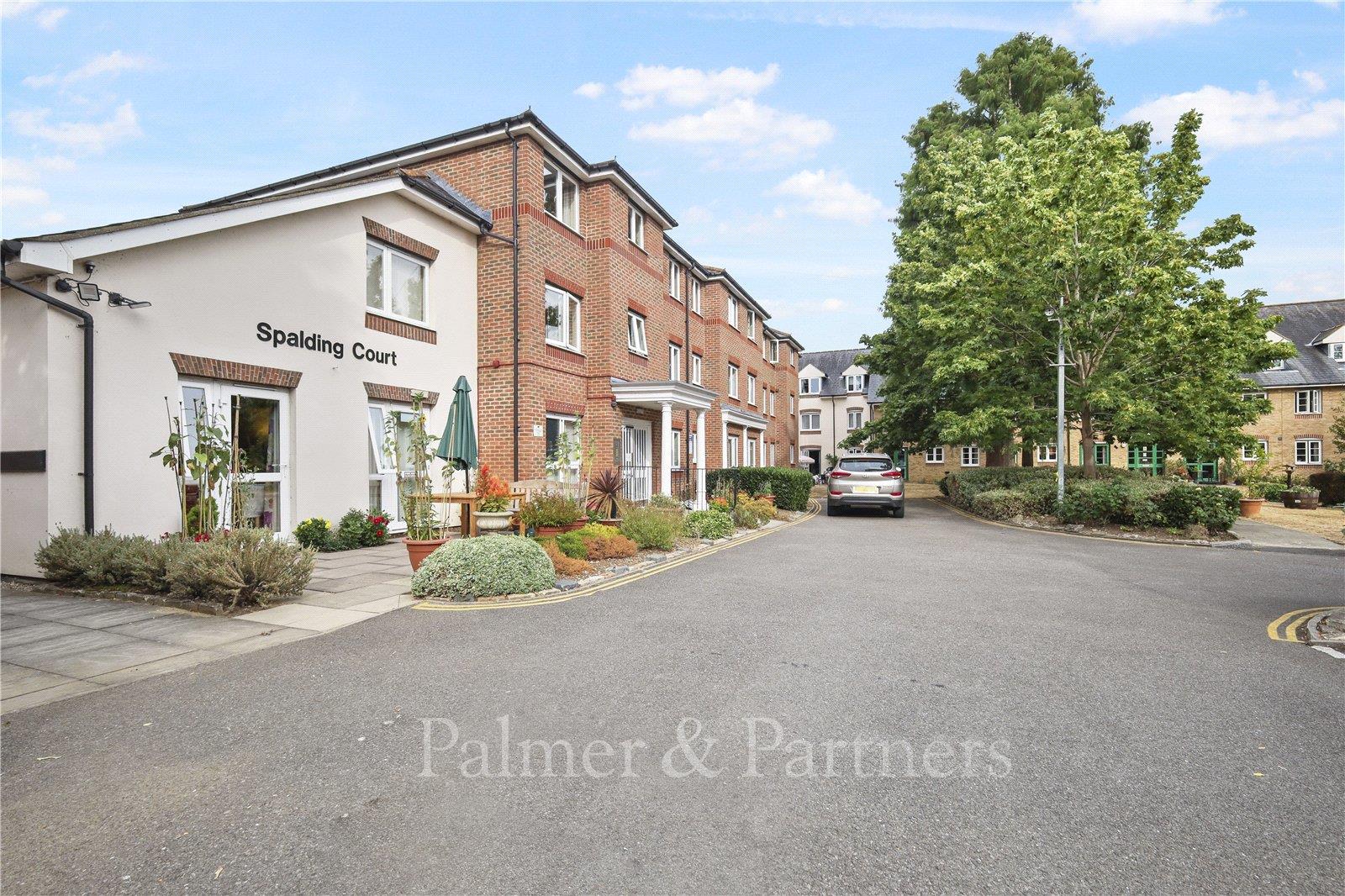 Flat Cedar Avenue in Chelmsford