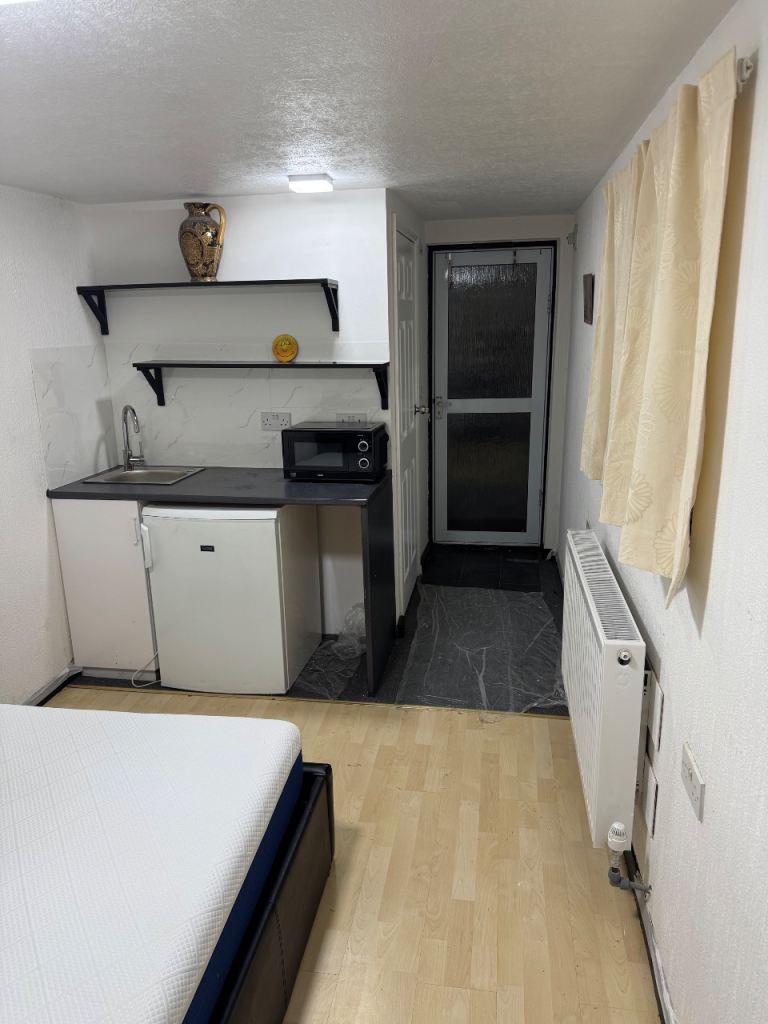 Flat Monmouth Road in Greater London