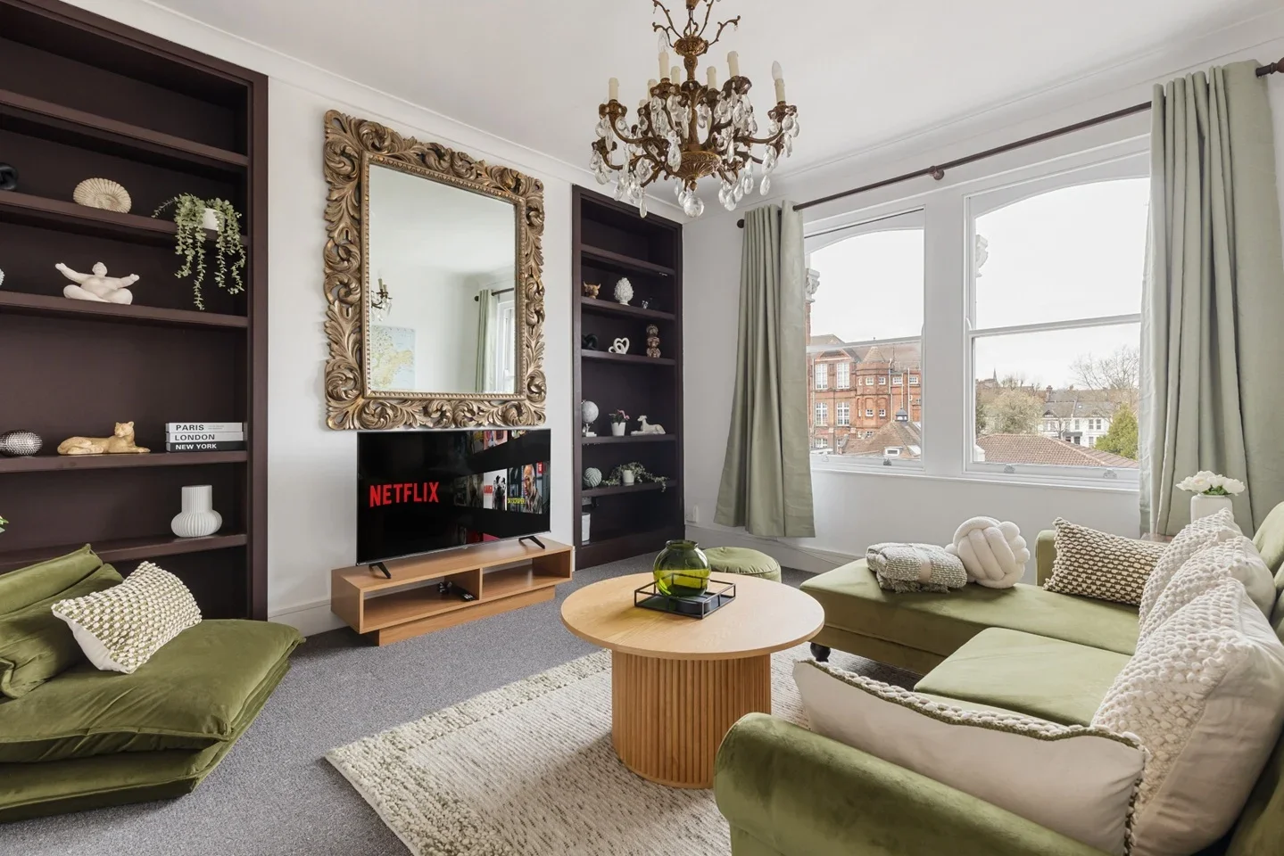 Flat Harvist Road in Greater London