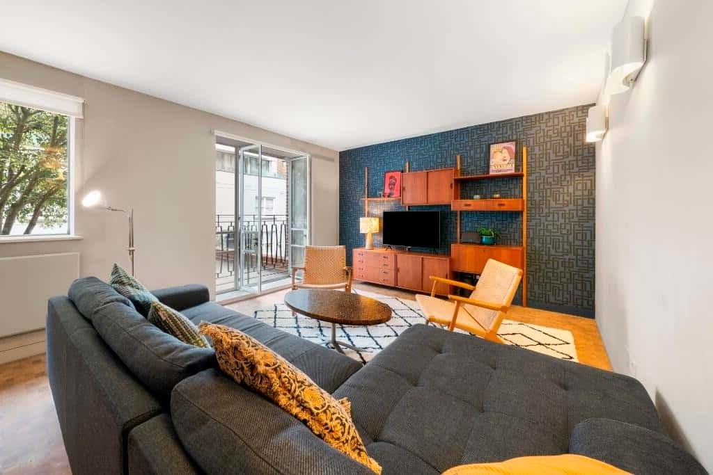Flat Grosvenor Gardens in City of Westminster