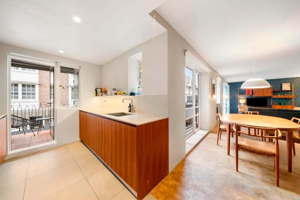 Flat Grosvenor Gardens in City of Westminster