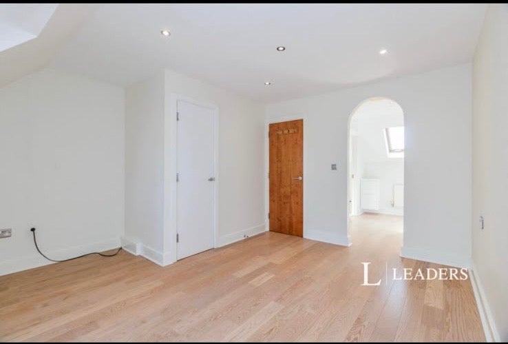 Room Dreadnought Close in Greater London
