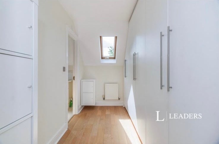 Room Dreadnought Close in Greater London