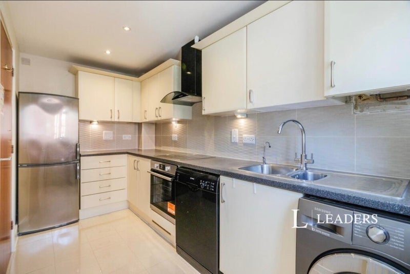 Room Dreadnought Close in Greater London