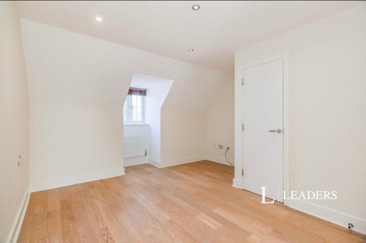Room Dreadnought Close in Greater London