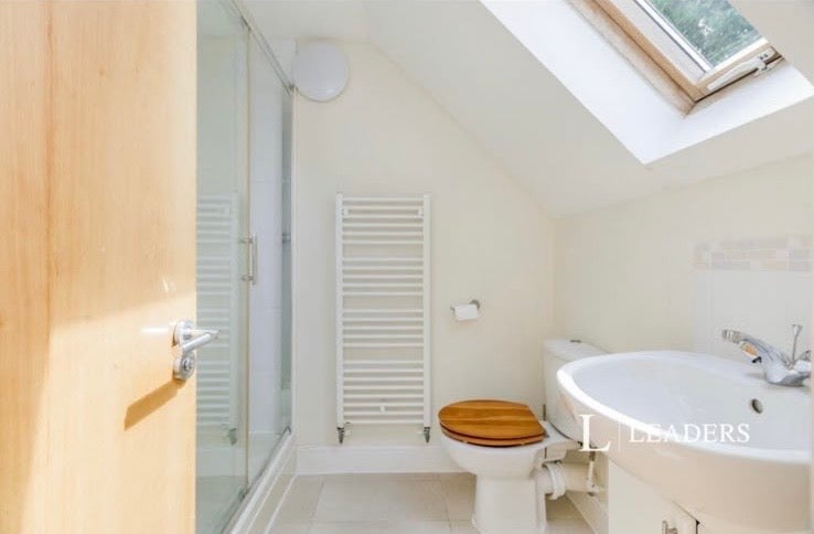 Room Dreadnought Close in Greater London