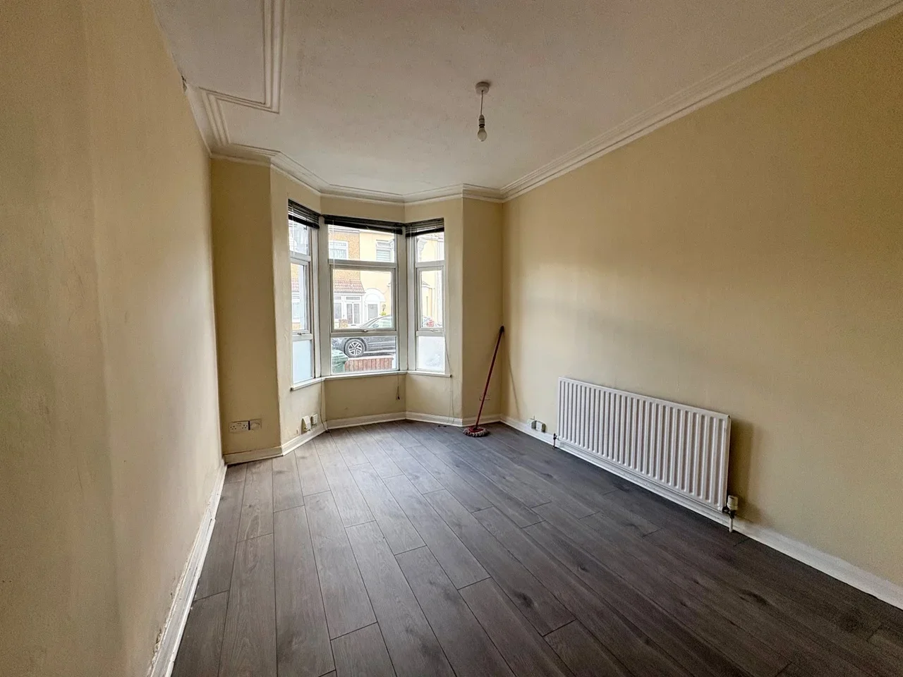 Room Bradbourne Road in Grays