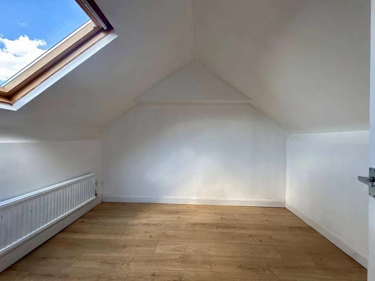 Room Bradbourne Road in Grays