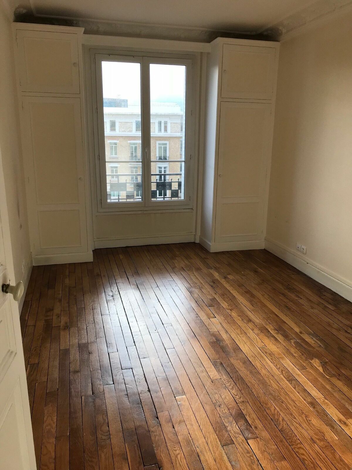 Flat Square Desnouettes in Paris