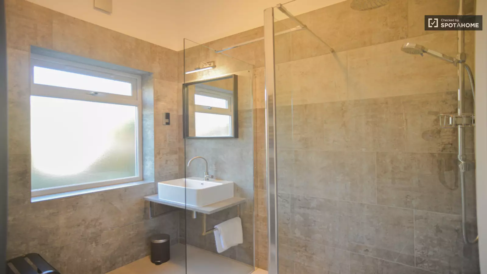 Flat Ossian Road in Greater London