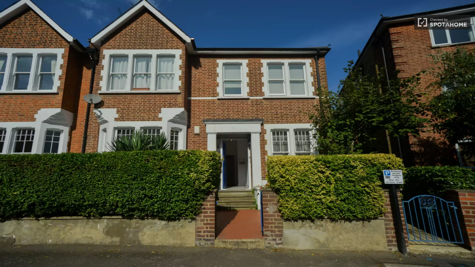 Flat Ossian Road in Greater London