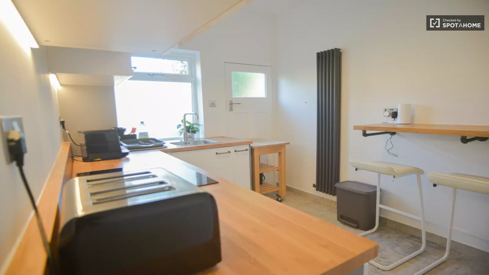 Flat Ossian Road in Greater London