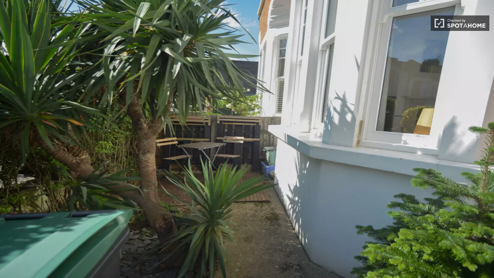 Flat Ossian Road in Greater London