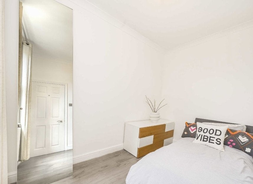 Flat Ingelow Road in Greater London