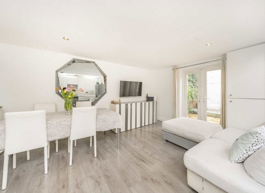 Flat Ingelow Road in Greater London