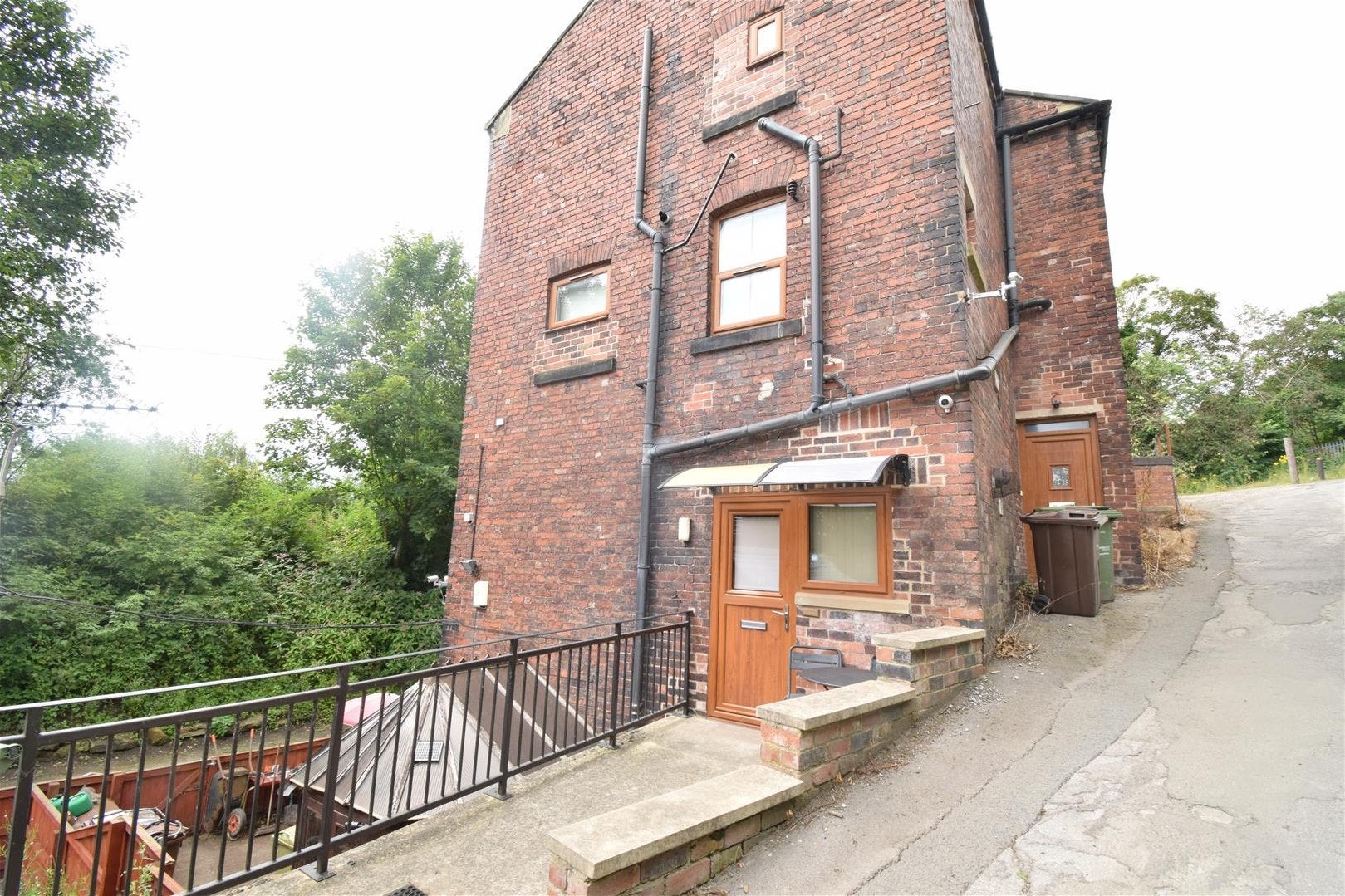 Flat Addingford Lane in Wakefield