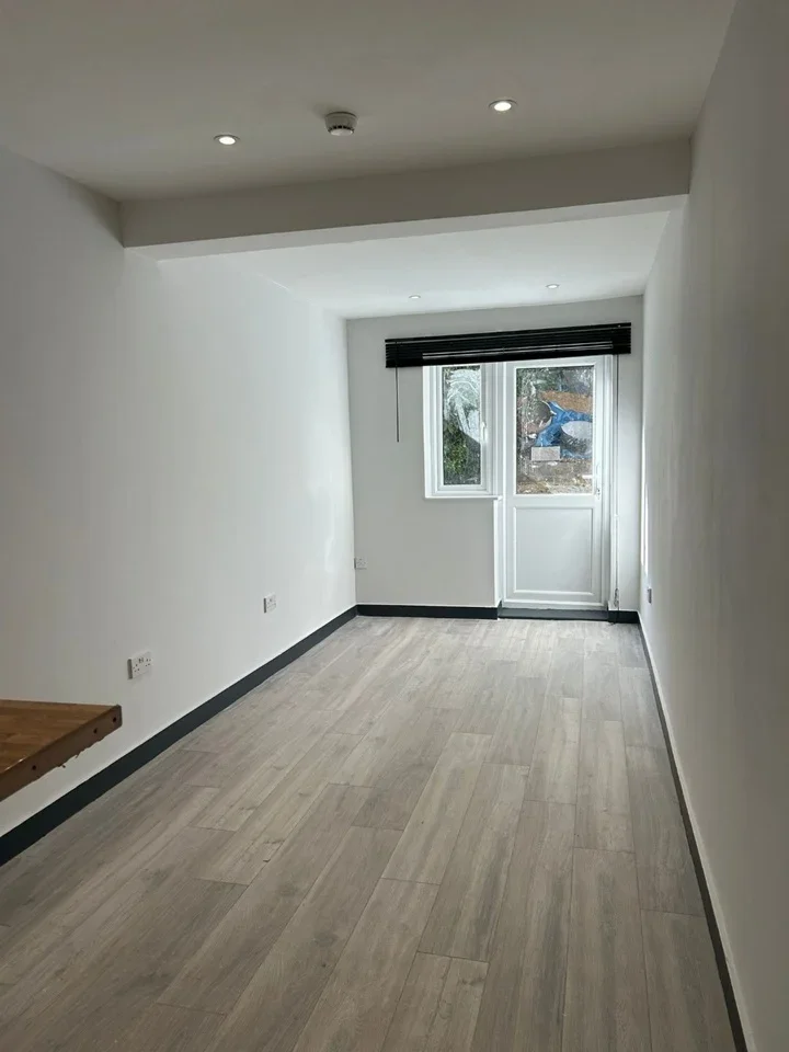 Room Raymond Crescent in Guildford