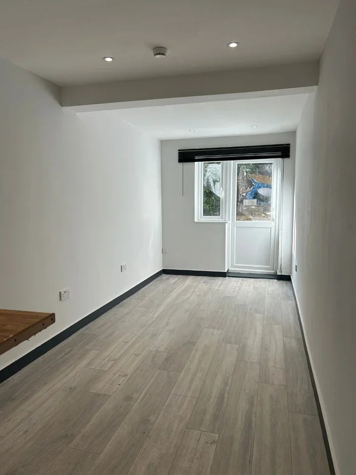 Room Raymond Crescent in Guildford
